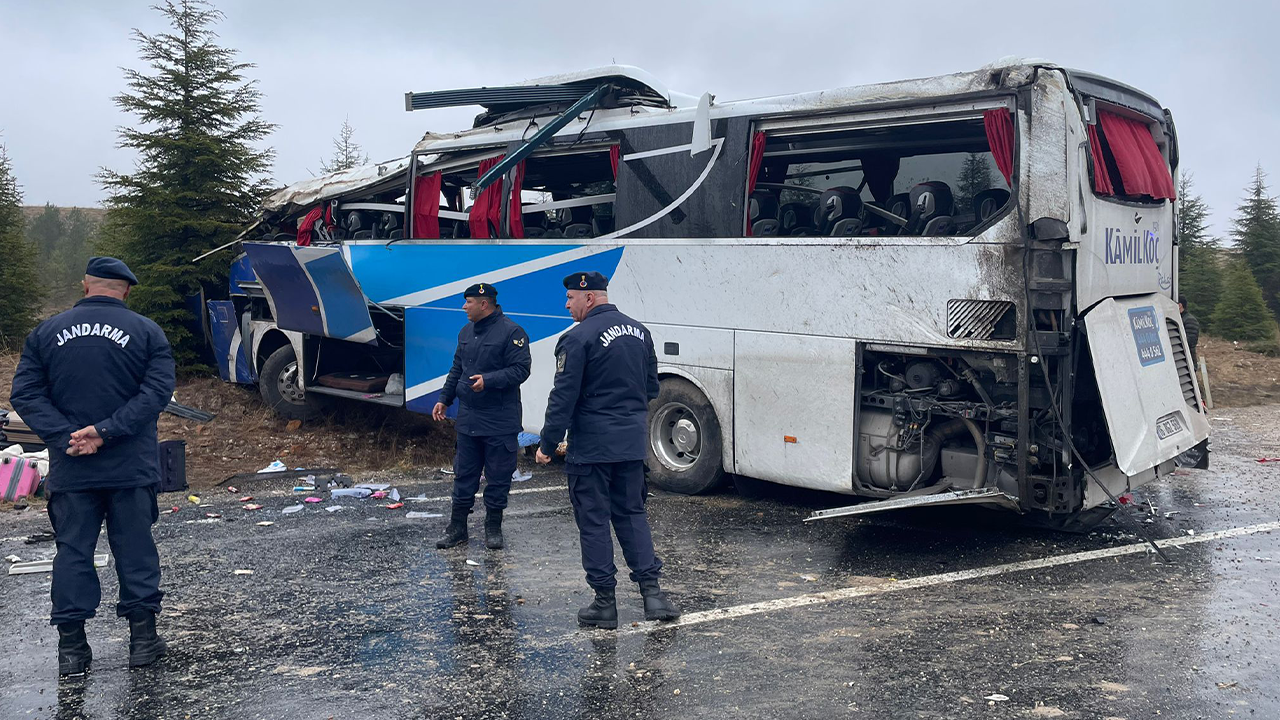 Eskişehir’de korkunç kaza: Yolcu otobüsü devrildi